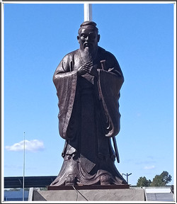 廣場鑄銅孔子像